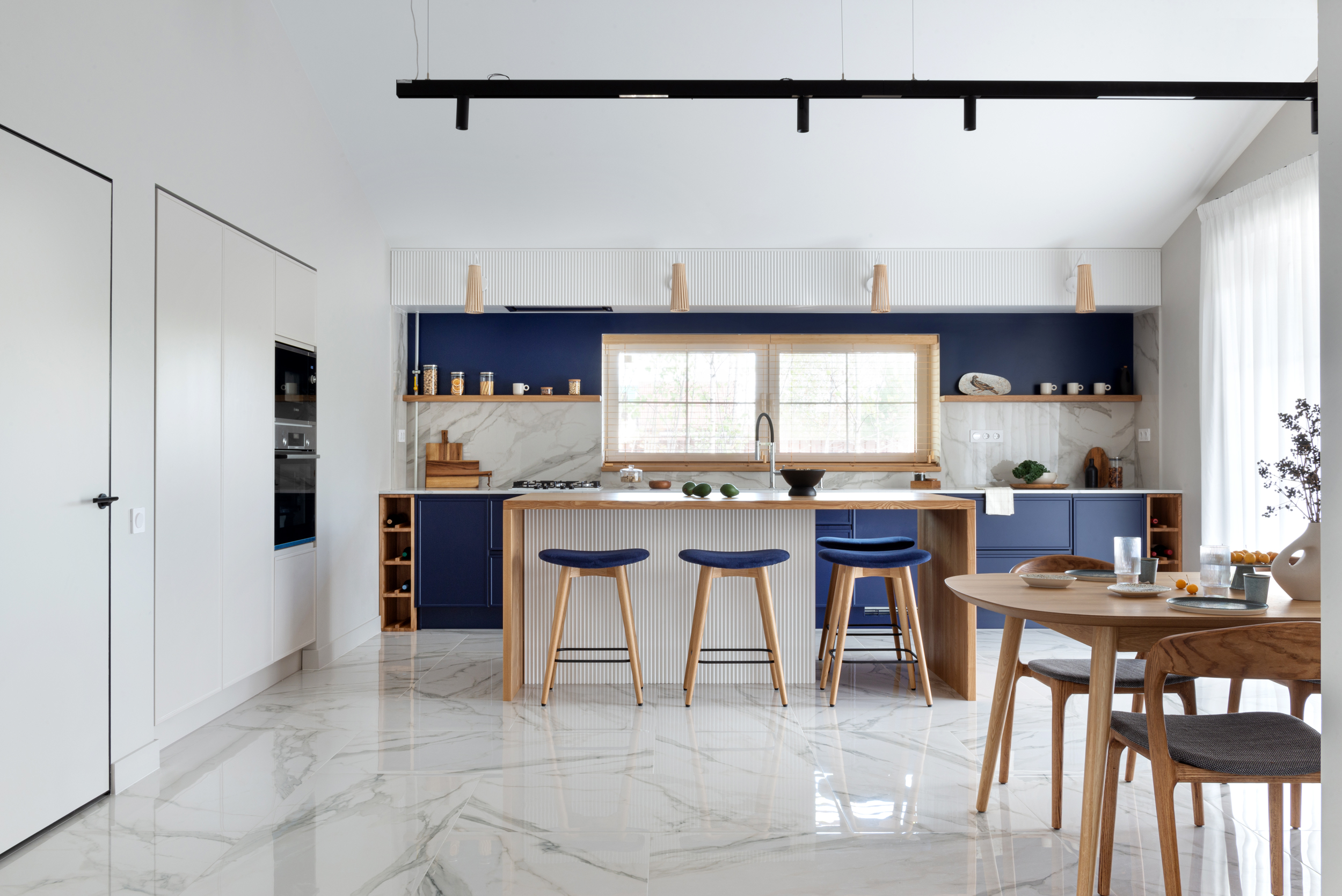 Проекты: Tivoli А-1 в скрытом коробе в интерьере гостиной от дизайнера Анны Малютиной