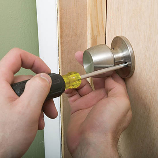 Как снять ручку замок с межкомнатной двери